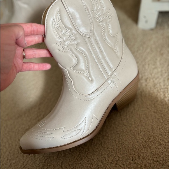 Cream Cowboy Booties, Size 7, NEVER BEEN WORN, Cowboy boots, Cowboy girl booties - Picture 2 of 4